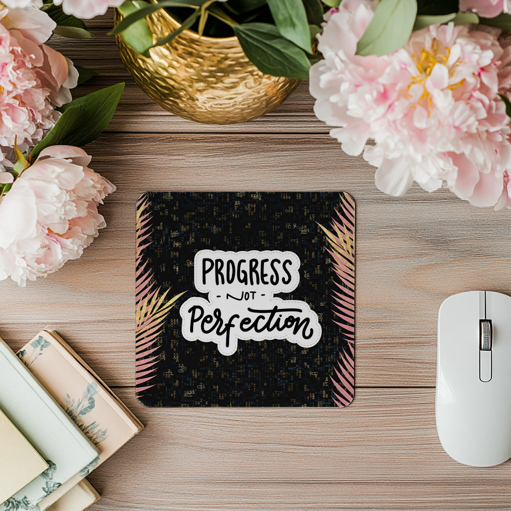 MotiMotivierendes Mauspad „Progress Not Perfection“ – Elegantes Schwarz-Gold Design – Inspirierendes Mousepad für Büro & Homeofficevierendes Mauspad „Progress Not Perfection“ – Schwarzes Design mit rosa Blättern – Mousepad 24x20 cm