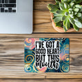 Lustiges Mauspad „I’ve Got A Good Heart But This Mouth“ – Buntes Statement Mousepad – Humorvolles Design für Büro & Homeoffice