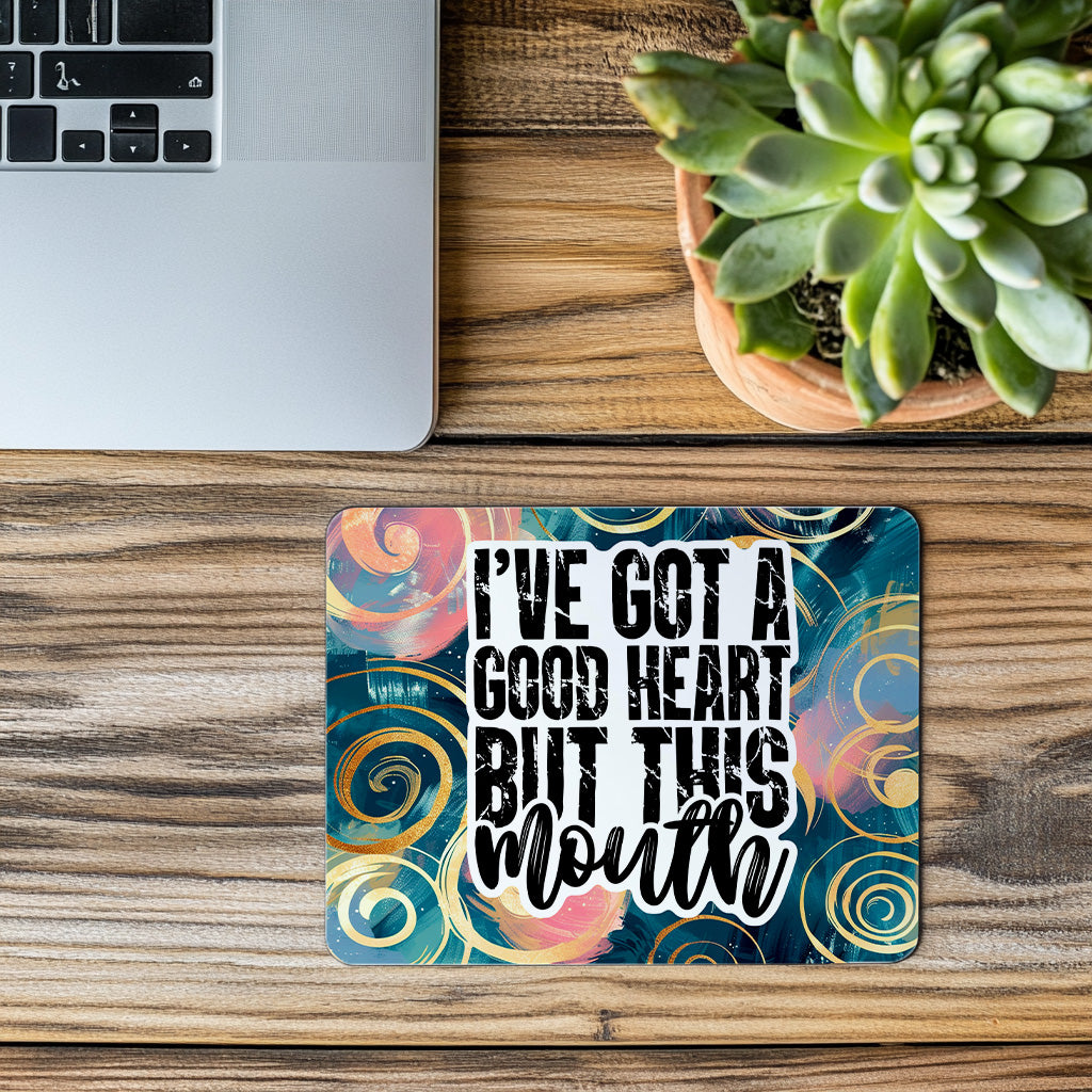 Lustiges Mauspad „I’ve Got A Good Heart But This Mouth“ – Buntes Statement Mousepad – Humorvolles Design für Büro & Homeoffice