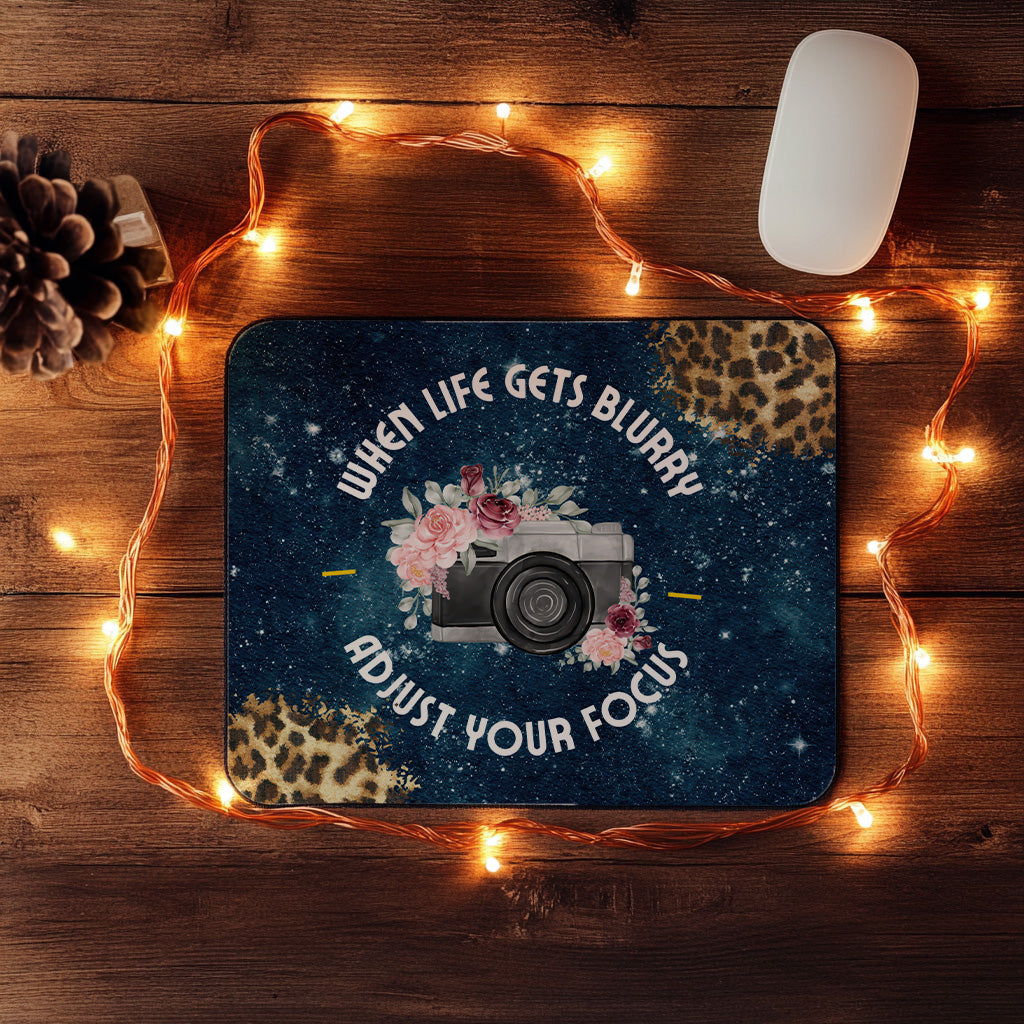 Kreatives Fotografen Mauspad „Adjust Your Focus“ – Kamera Mousepad mit inspirierendem Spruch – Modernes Schreibtisch Zubehör