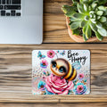 Niedliches Mauspad „Bee Happy“ – Süßes Bienen Mousepad mit Blumen – Farbenfrohes Design für Büro & Homeoffice