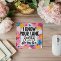 Lustiges Mauspad „I Know Your Lane Sucks But Stay In It“ – Farbenfrohes Mousepad mit Spruch – Büro & Homeoffice Zubehör