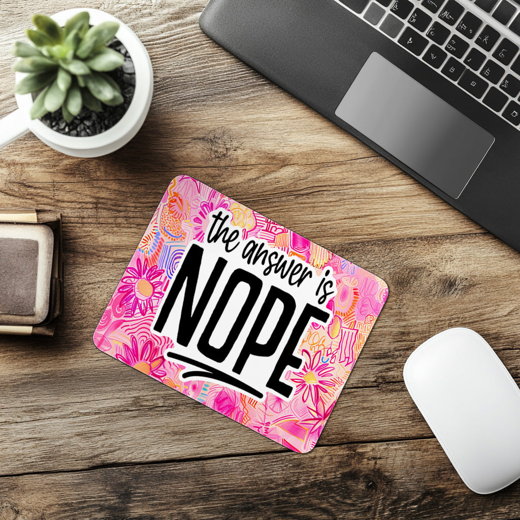Lustiges Mauspad „The Answer Is Nope“ – Farbenfrohes Mousepad mit Spruch – Büro & Homeoffice Zubehör